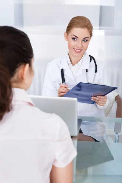 Médica a falar com a doente — Fotografia de Stock