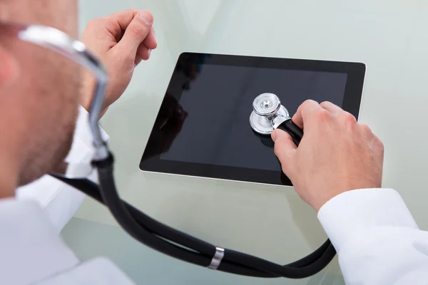 Arzt analysiert die Gesundheit von Tablet-Computern — Stockfoto