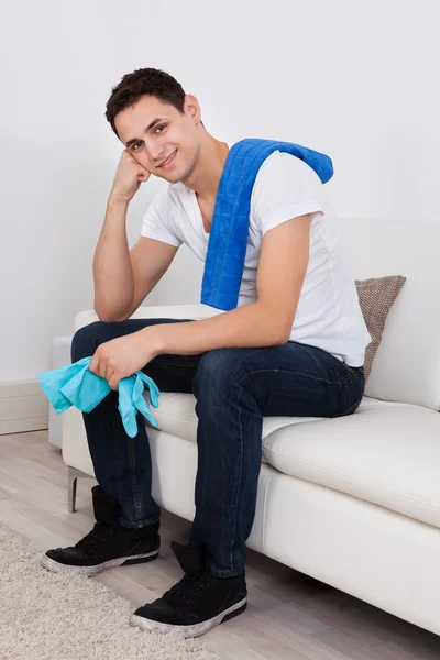 Mann mit Serviette und Handschuhen zu Hause — Stockfoto