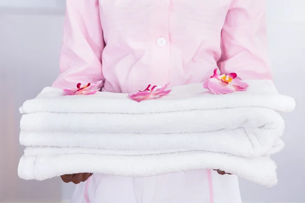 Hospodyně s ručníky v hotelu — Stock fotografie