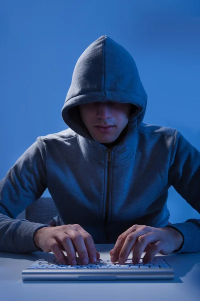 Criminal usando teclado sem fio para hackear conta online — Fotografia de Stock