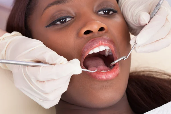 Paciente feminina sendo checada pelo dentista — Fotografia de Stock