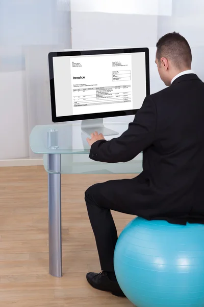 Zakenman computer gebruiken in office — Stockfoto