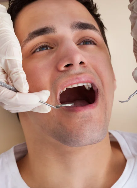 Man går igenom dental undersökning i kliniken — Stockfoto