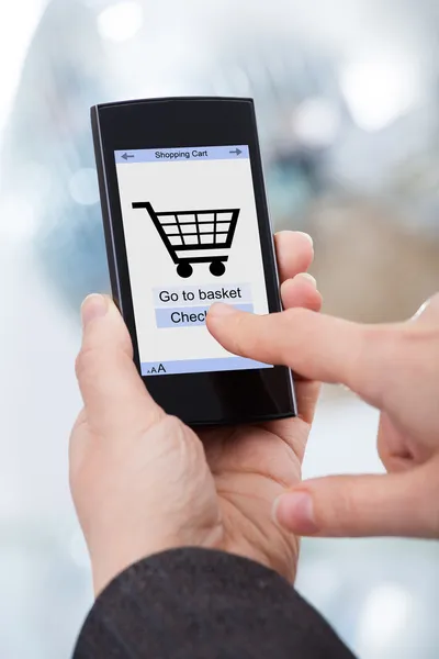 Руки покупки в Интернете на смартфоне — стоковое фото