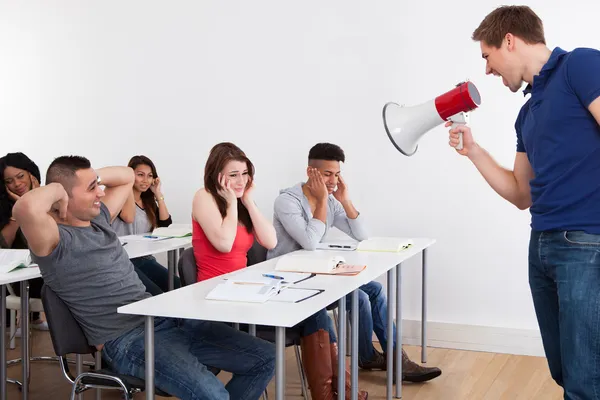 Insegnante urlando attraverso il megafono sugli studenti universitari — Foto Stock