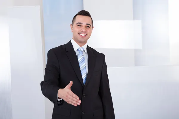 Empresário confiante oferecendo aperto de mão — Fotografia de Stock