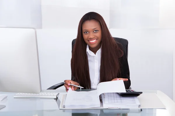 Fiduciosa donna d'affari Calcolare le tasse a Desk — Foto Stock