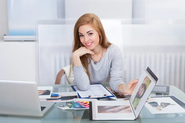 Woman Holding Photo Album — Stock Photo, Image