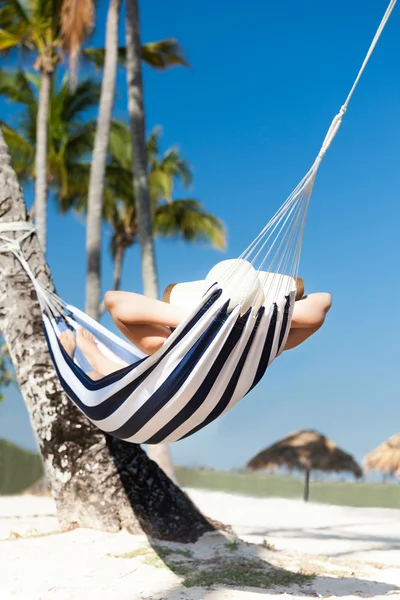 Kvinna i hängmatta vid stranden — Stockfoto