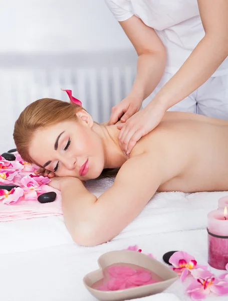 Donna ottenere massaggio trattamento — Foto Stock