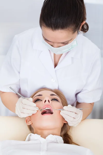 Молодая женщина проходит стоматологический осмотр — стоковое фото