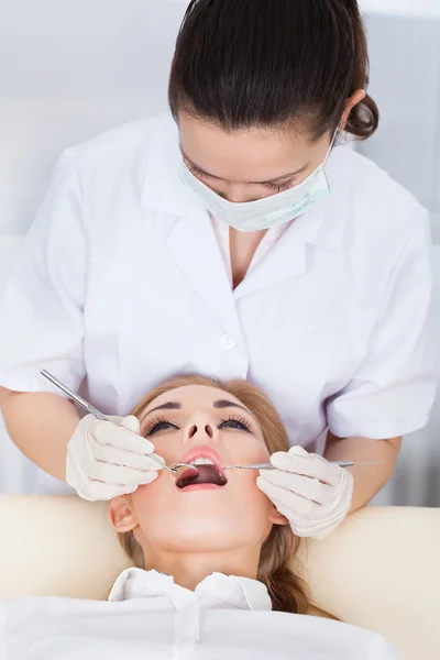 Jovem mulher fazendo exame dentário — Fotografia de Stock