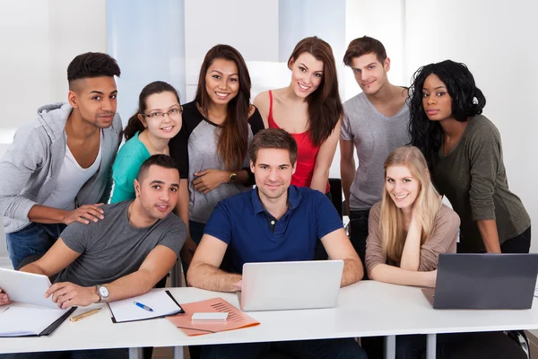 Studenter använder laptop tillsammans — Stockfoto