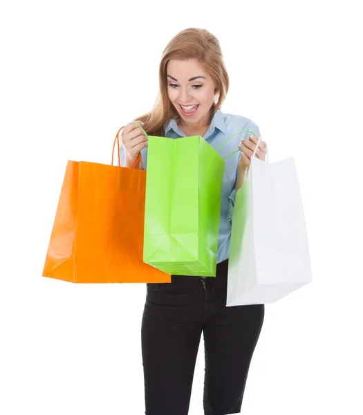 Mulher surpresa olhando no saco de compras — Fotografia de Stock