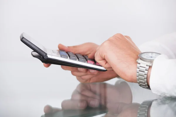 Zakenman handen met behulp van calculator — Stockfoto