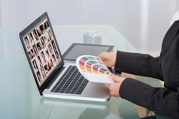 Foto-Editor mit Laptop am Schreibtisch — Stockfoto