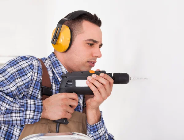 Reparateur gat boren in de muur — Stockfoto