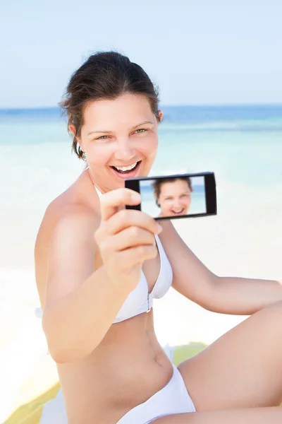 Kvinnan tar självporträtt på stranden — Stockfoto