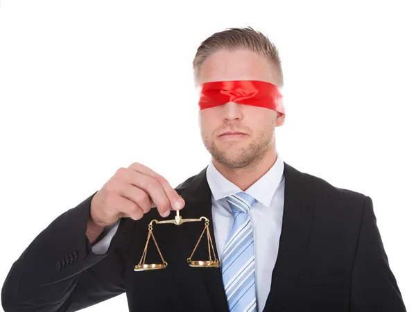 Advocaat met schubben van Justitie dragen een blinddoek — Stockfoto