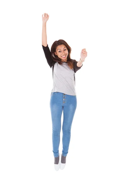 Aufgeregte Frau springt vor weißem Hintergrund — Stockfoto