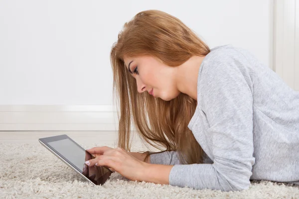 Jonge vrouw met behulp van digitale Tablet PC — Stockfoto