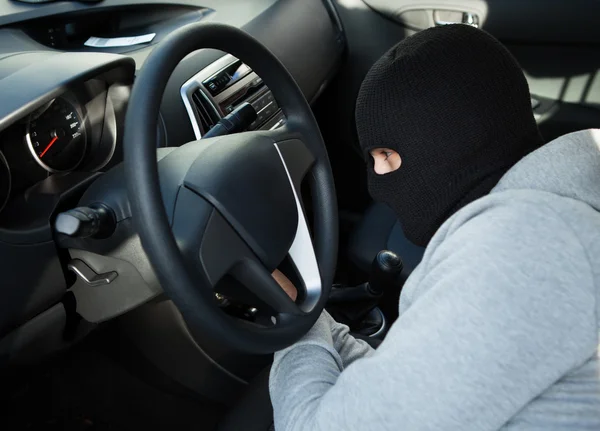 Ladrão usando chave de fenda no carro — Fotografia de Stock
