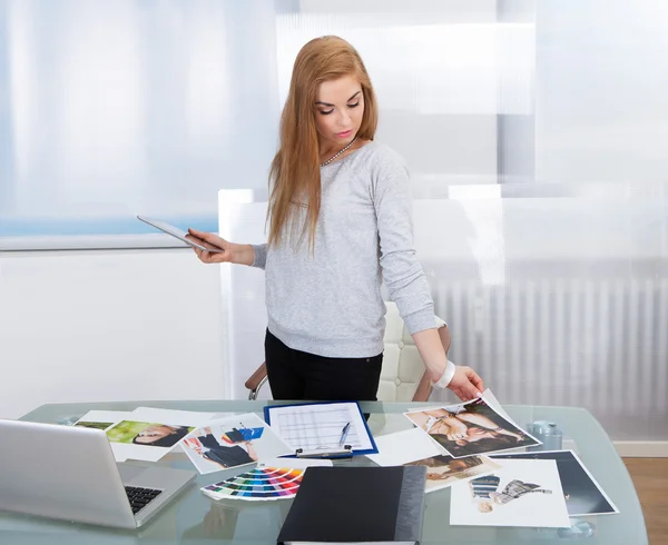 Jonge vrouw kleur kiezen — Stockfoto