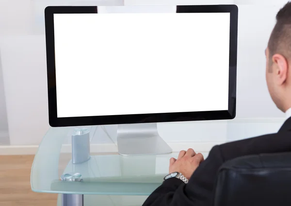 Geschäftsmann nutzt Computer am Schreibtisch — Stockfoto