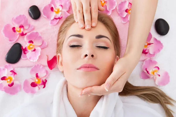 Young Woman Getting Massage — Stock Photo, Image