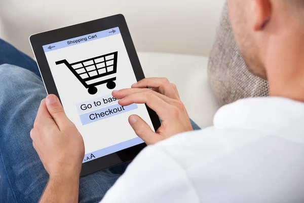 Imagem conceitual de um homem fazendo uma compra online — Fotografia de Stock