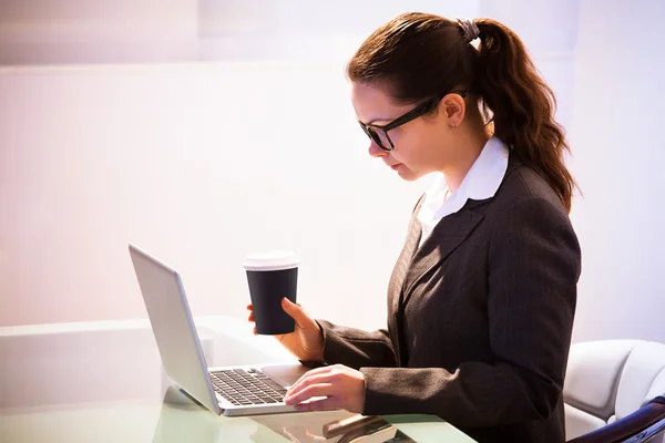 Geschäftsfrau mit Laptop — Stockfoto