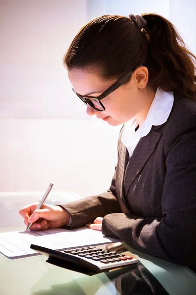 Femme d'affaires Calcul de l'impôt — Photo