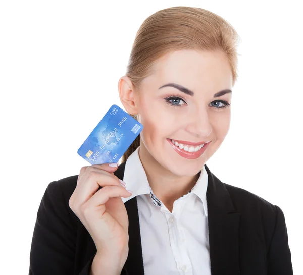 Ung kvinna med kreditkort — Stockfoto