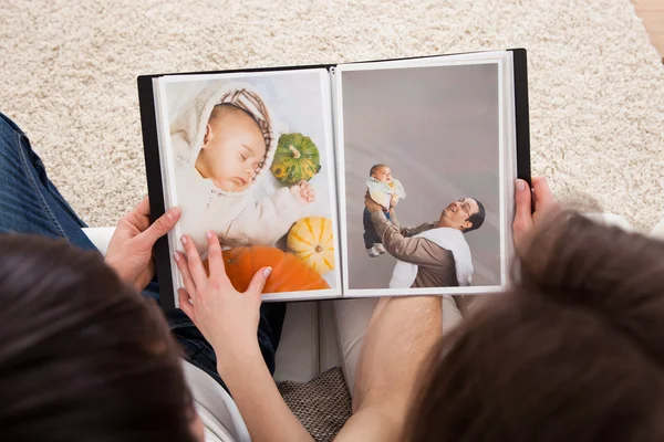 Pár při pohledu na album fotografií — Stock fotografie