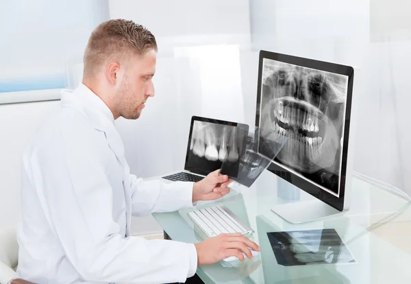 Medico o radiologo guardando una radiografia online — Foto Stock