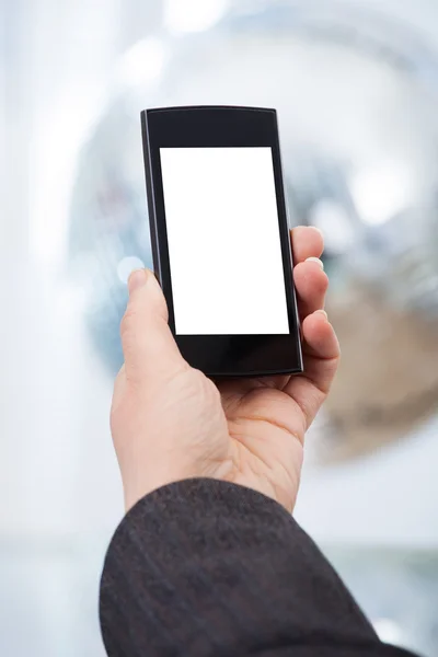 Affärskvinnas hand innehav smartphone — Stockfoto