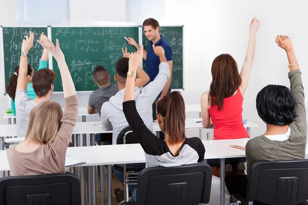 Estudiantes respondiendo profesor en clase de matemáticas —  Fotos de Stock