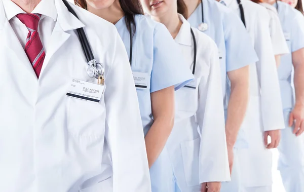 Long line of smiling doctors and nurses — Stock Photo, Image