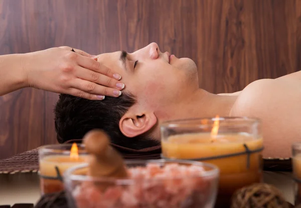 Man Receiving Head Massage From Massager In Spa — Stock Photo, Image