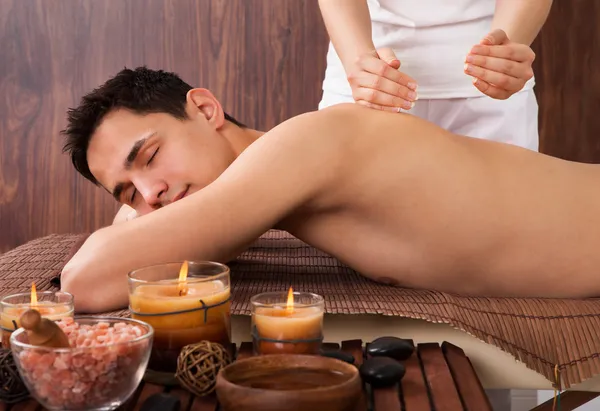 Relaxed Man Receiving Shoulder Massage In Spa — Stock Photo, Image