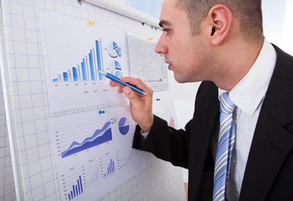 Businessman Analyzing Graph With Pen — Stock Photo, Image