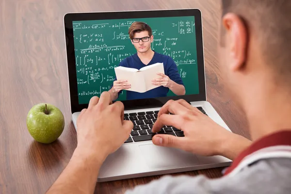 Estudiante que asiste a la conferencia de matemáticas en línea en el ordenador portátil —  Fotos de Stock