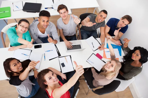 Étudiants universitaires faisant une étude de groupe — Photo