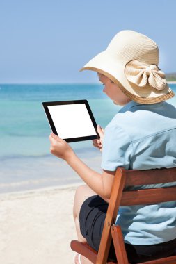 Kumsalda dijital tablet kullanan kadın
