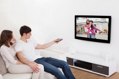 iki sonra televizyon izlerken oturma