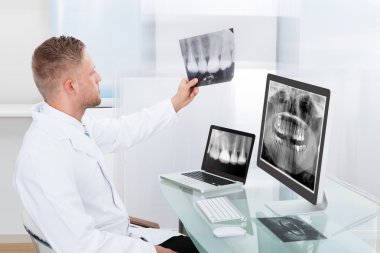 Doktor ya da Radyolog bir röntgene bakıyor.