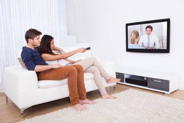 oturma odasında tv izlerken Çift