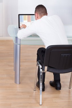 Ofis Masası dizüstü bilgisayar kullanarak iş adamı