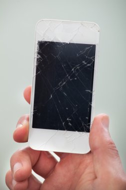 hasarlı bir smartphone tutan işadamı